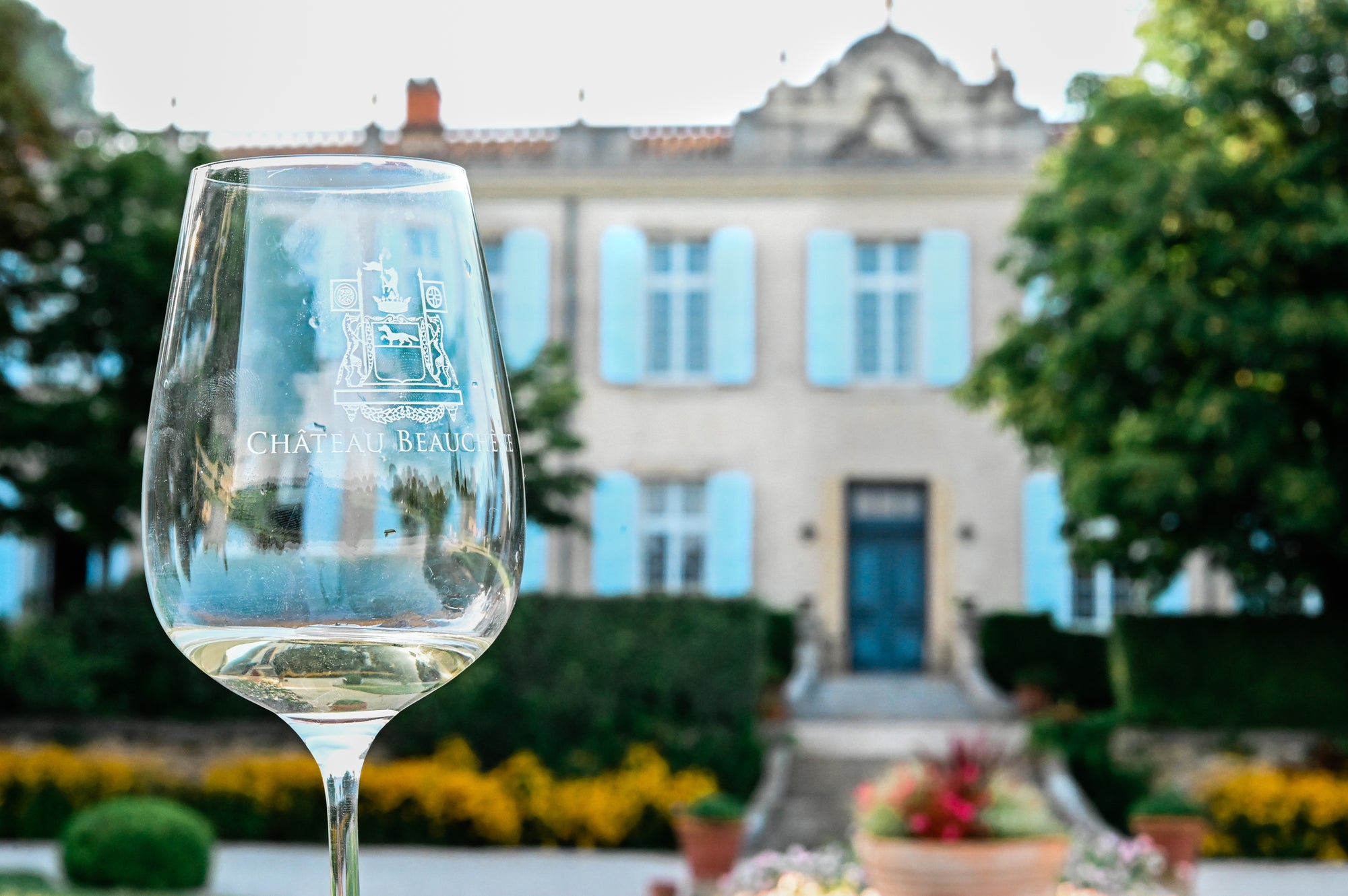 vue du château beauchêne avec un verre de vin en premier plan, pour illustrer l'environnement pour votre futur mariage