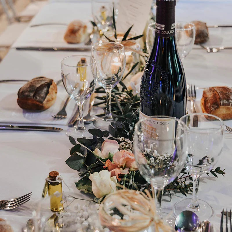 belle table de Noël où trône une bouteille de vin à offrir du domaine Beauchêne